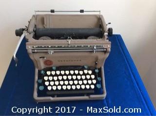Vintage Underwood Typewriter 