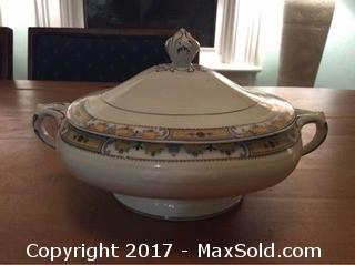 W.M GRINDLEY Covered Casserole Dish