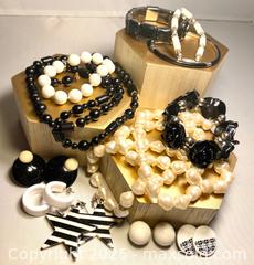 MaxSold Auction: White & Black Variety - Maple Shade (New Jersey, USA) SELLER MANAGED Downsizing Online Auction - Martin Avenue