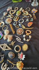 MaxSold Auction: Assorted Vintage Brooches and Pins - Kingston (Ontario, Canada) SELLER MANAGED Downsizing Online Auction - Glenview Avenue