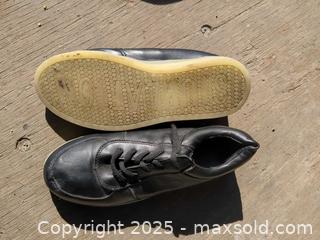 MaxSold Auction: 3 pairs of footwear  - Gananoque (Ontario, Canada) SELLER MANAGED Downsizing Online Auction -  Highway 2 West(STORAGE)                      