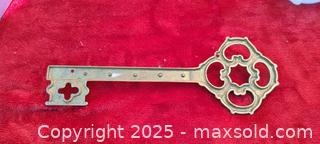 MaxSold Auction: Ornate Brass Wall-Mounted Key Rack, 5 Hooks, ~11 in - Gananoque (Ontario, Canada) SELLER MANAGED Downsizing Online Auction -  Highway 2 West(STORAGE)                      