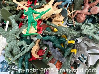 MaxSold Auction: Bucket of toy soldiers and figurines - London (Ontario, Canada) SELLER MANAGED Downsizing Online Auction -  Charlotte Street