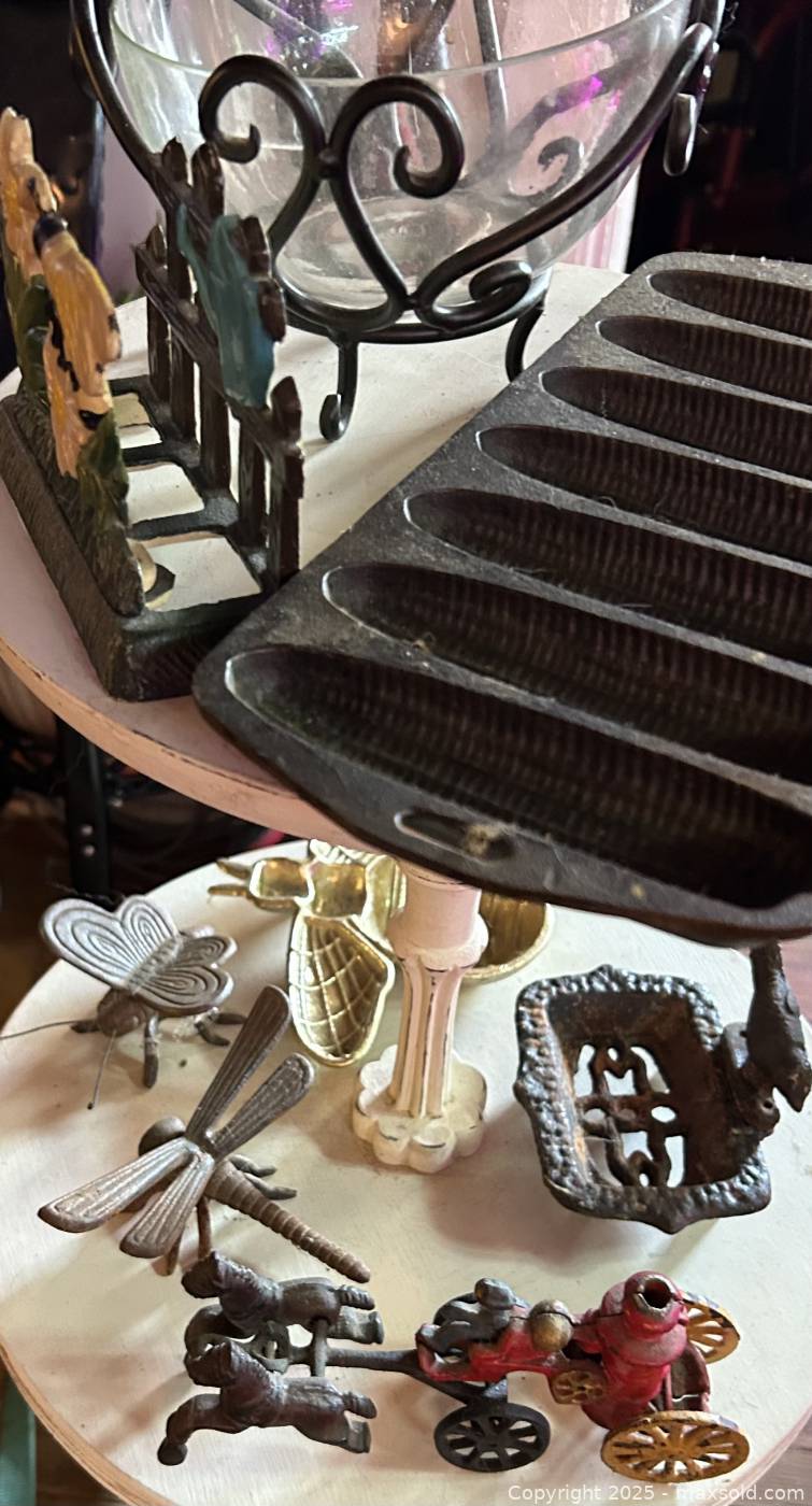 M-Dr-Vintage cast iron decor, cookware, and cast iron figurines lot ...