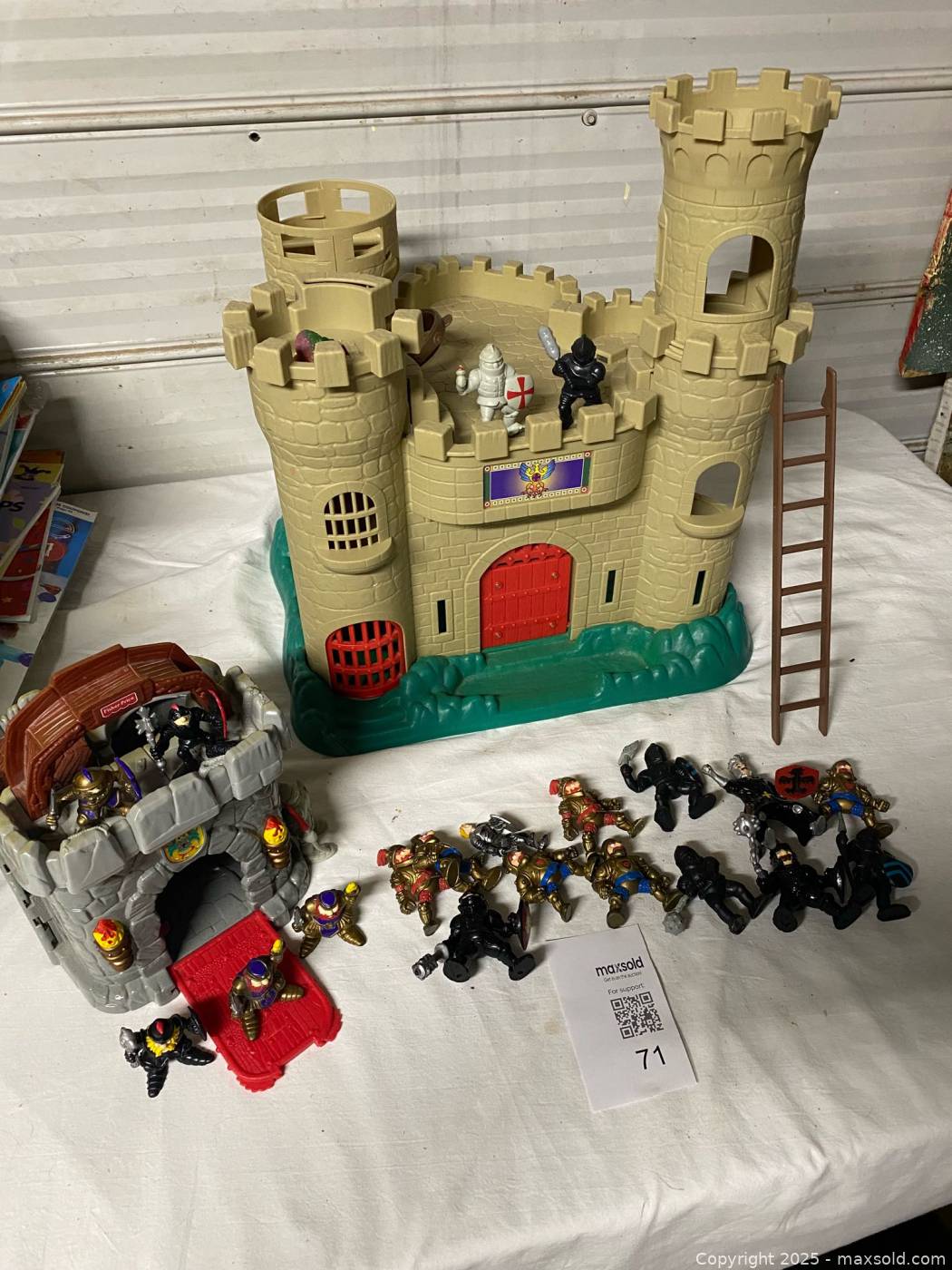 Redbox 1995 medieval castle playset | Maxsold