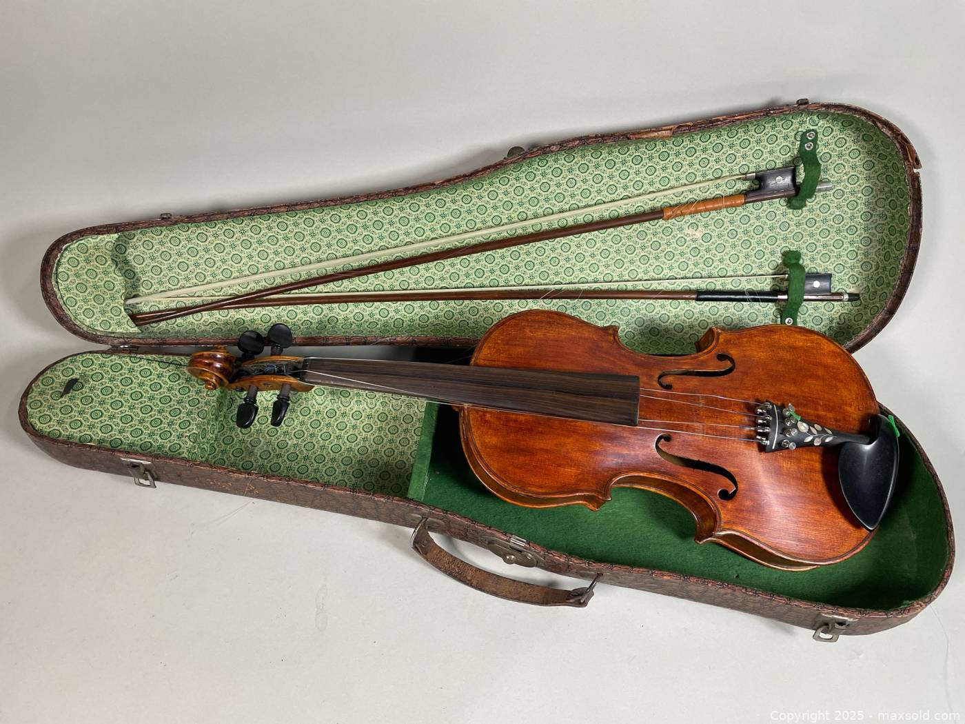 Antonius Stradivarius Cremonensis copy violin, two bows