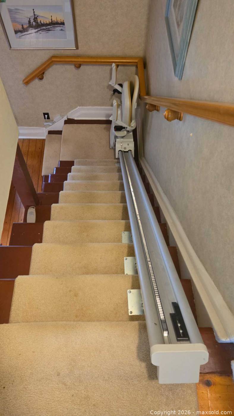 Acorn Stair Lift / Chair Lift with Straight Rail (Right Side) | Maxsold