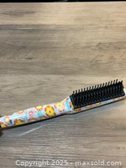 MaxSold Auction: Alista Electric Hair Straightening Brush with Adjustable Heat - Barrie (Ontario, Canada) SELLER MANAGED Downsizing Online Auction -  Springdale Drive
