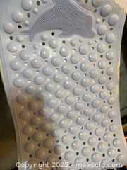 MaxSold Auction: Gray-Blue Non-Slip Rubber Bathtub/Shower Mat, 13 x 27 in - Barrie (Ontario, Canada) SELLER MANAGED Downsizing Online Auction -  Springdale Drive