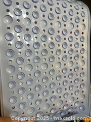 MaxSold Auction: Gray-Blue Non-Slip Rubber Bathtub/Shower Mat, 13 x 27 in - Barrie (Ontario, Canada) SELLER MANAGED Downsizing Online Auction -  Springdale Drive