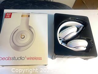 MaxSold Auction: Beats Studio3 Wireless Headphones, White with Gold Accents - Toronto (Ontario, Canada) SELLER MANAGED Reseller Online Auction -  York Mills Road