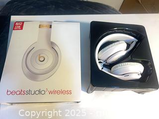 MaxSold Auction: Beats Studio3 Wireless Headphones, White with Gold Accents - Toronto (Ontario, Canada) SELLER MANAGED Reseller Online Auction -  York Mills Road