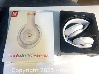 MaxSold Auction: Beats Studio3 Wireless Headphones, White with Gold Accents - Toronto (Ontario, Canada) SELLER MANAGED Reseller Online Auction -  York Mills Road