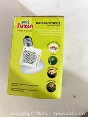 MaxSold Auction: Fuxin DAYLIGHTSPOT Neodymium Bulb (Standard Screw Base) - Toronto (Ontario, Canada) SELLER MANAGED Reseller Online Auction -  York Mills Road