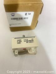 MaxSold Auction: Range/Stove Infinite Switch (Surface Element Control) 316425001 - Toronto (Ontario, Canada) SELLER MANAGED Reseller Online Auction -  York Mills Road