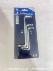 MaxSold Auction: TC Rotation TC-8001 3-Piece Offset Screwdriver Set, CRV - Toronto (Ontario, Canada) SELLER MANAGED Reseller Online Auction -  York Mills Road