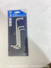 MaxSold Auction: TC Rotation TC-8001 3-Piece Offset Screwdriver Set, CRV - Toronto (Ontario, Canada) SELLER MANAGED Reseller Online Auction -  York Mills Road