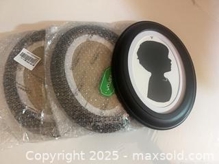MaxSold Auction: Vosarea Oval Picture Frames Set, 4x6, Black/White, 3 Frames - Toronto (Ontario, Canada) SELLER MANAGED Reseller Online Auction -  York Mills Road