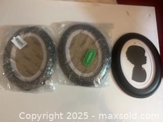 MaxSold Auction: Vosarea Oval Picture Frames Set, 4x6, Black/White, 3 Frames - Toronto (Ontario, Canada) SELLER MANAGED Reseller Online Auction -  York Mills Road