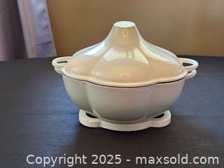 MaxSold Auction: Technique Garlic Clove Design Cast Iron Enamel Dutch Oven with Matching Trivet - London (Ontario, Canada) PARTNER MANAGED Downsizing Online Auction - Trillium Crescent