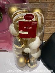 MaxSold Auction: Christmas Wreath Storage Container, Fits 24 in Wreath, Ornaments & Fresh Cut Tree Stand - Smiths Falls (Ontario, Canada) SELLER MANAGED Reseller Online Auction -  Autumn Drive