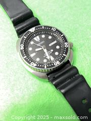 MaxSold Auction: Wow - Seiko Air Divers 200 M - Premium Automatic Diver Watch  - Oakville (Ontario, Canada) SELLER MANAGED Downsizing Online Auction - Guildstone Crescent