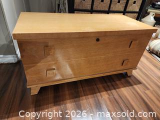 MaxSold Auction: Honderich Cedar Hope Chest, Light Brown Cedar, Medium Size - Ajax (Ontario, Canada) SELLER MANAGED Estate Sale Online Auction - Billingsgate Crescent