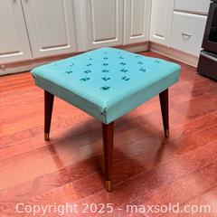 MaxSold Auction: Groovy Vintage tufted foot stool - Toronto (Ontario, Canada) SELLER MANAGED Reseller Online Auction - Eastpark Boulevard