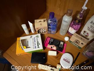 MaxSold Auction: Bath ~ Lot A - Kingston (Ontario, Canada) SELLER MANAGED Downsizing Online Auction - Steve Fonyo Drive (STORAGE)