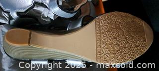 MaxSold Auction: CHARMING LADY SANDALS SIZE 10 (NEW) - Clearview (Ontario, Canada) SELLER MANAGED Reseller Online Auction -  County Road 10