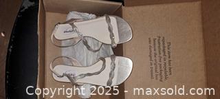 MaxSold Auction: DYEABLES GOLD SANDALS WITH BLING SIZE 8M (NEW) - Clearview (Ontario, Canada) SELLER MANAGED Reseller Online Auction -  County Road 10