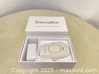 MaxSold Auction: 5minskin At-Home IPL Hair Removal Device, White with Gold Trim - Kingston (Ontario, Canada) SELLER MANAGED Downsizing Online Auction - College Street