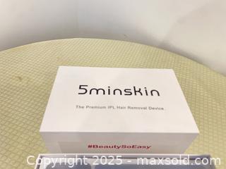 MaxSold Auction: 5minskin At-Home IPL Hair Removal Device, White with Gold Trim - Kingston (Ontario, Canada) SELLER MANAGED Downsizing Online Auction - College Street