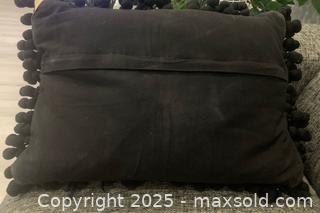 MaxSold Auction: Decorative Pillow - Toronto (Ontario, Canada) SELLER MANAGED Moving Online Auction - Ridley Boulevard (CONDO)