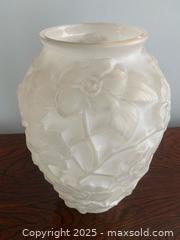 MaxSold Auction: Phoenix Consolidated Vase - Toronto (Ontario, Canada) SELLER MANAGED Moving Online Auction - Ridley Boulevard (CONDO)