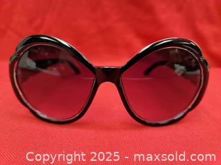 MaxSold Auction: GUCCI OVERSIZED OUAL SUNGLASSES COA IN PICS - Toronto (Ontario, Canada) SELLER MANAGED Reseller Online Auction -  Dartmoor Drive