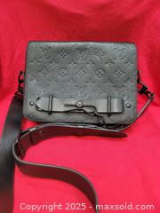 MaxSold Auction: LOUIS VUITTON TAURILLON MONOGRAM STEAMER MESSENGER BAG - Toronto (Ontario, Canada) SELLER MANAGED Reseller Online Auction -  Dartmoor Drive