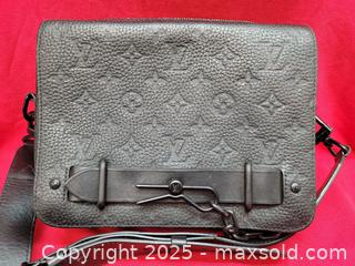 MaxSold Auction: LOUIS VUITTON TAURILLON MONOGRAM STEAMER MESSENGER BAG - Toronto (Ontario, Canada) SELLER MANAGED Reseller Online Auction -  Dartmoor Drive