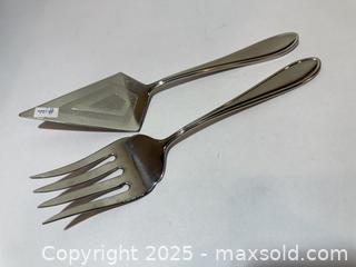 MaxSold Auction: Elegance Served: Hampton Silversmiths 18/10 Stainless Cake &#38; Pie Serving Set - New Westminster (British Columbia, Canada) SELLER MANAGED Reseller Online Auction - Columbia Street