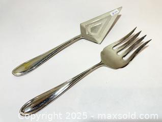 MaxSold Auction: Elegance Served: Hampton Silversmiths 18/10 Stainless Cake &#38; Pie Serving Set - New Westminster (British Columbia, Canada) SELLER MANAGED Reseller Online Auction - Columbia Street