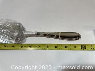 MaxSold Auction: Elegance Served: Hampton Silversmiths 18/10 Stainless Cake &#38; Pie Serving Set - New Westminster (British Columbia, Canada) SELLER MANAGED Reseller Online Auction - Columbia Street