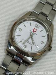 MaxSold Auction: Men’s “New Swiss Army” Quartz Wristwatch with Stainless Steel Band - New Westminster (British Columbia, Canada) SELLER MANAGED Reseller Online Auction - Columbia Street
