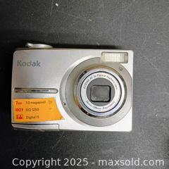 MaxSold Auction: Assorted digital camera lot Nikon, Kodak plus - Waterford (New Jersey, USA) SELLER MANAGED Downsizing Online Auction - Chew Road