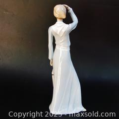 MaxSold Auction: Royal Doulton Figurine Reflections &#34;Panorama&#34; HN3028 - Aurora (Ontario, Canada) PARTNER MANAGED Downsizing Online Auction - Murray Drive