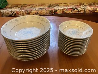 MaxSold Auction: Noritake Carolyn 2693 Soup and Dessert Bowls Lot - Ottawa (Ontario, Canada) SELLER MANAGED Downsizing Online Auction -  Grove Avenue
