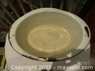 MaxSold Auction: Vintage Metal Wash Tub - Richmond Hill (Ontario, Canada) SELLER MANAGED Downsizing Online Auction - White Pine Trail