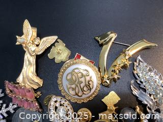 MaxSold Auction: Estate lot of brooches - Milton (Ontario, Canada) SELLER MANAGED Estate Sale Online Auction - Chisholm Drive