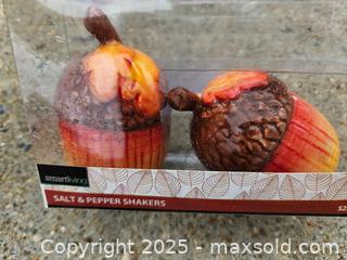 MaxSold Auction: Lot of Holiday Decorations - Chesapeake (Virginia, USA) PARTNER MANAGED Downsizing Online Auction - River Arch Drive