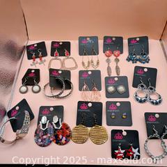 MaxSold Auction: Paparazzi Earring lot NEW (16) - Waterford (New Jersey, USA) SELLER MANAGED Downsizing Online Auction - Chew Road
