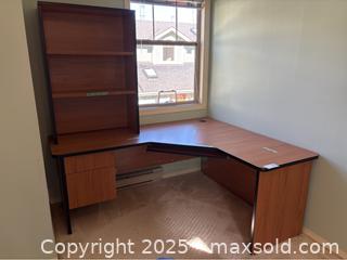 MaxSold Auction: Corner Desk - Victoria (British Columbia, Canada) PARTNER MANAGED Moving Online Auction - Sutlej Street (CONDO)